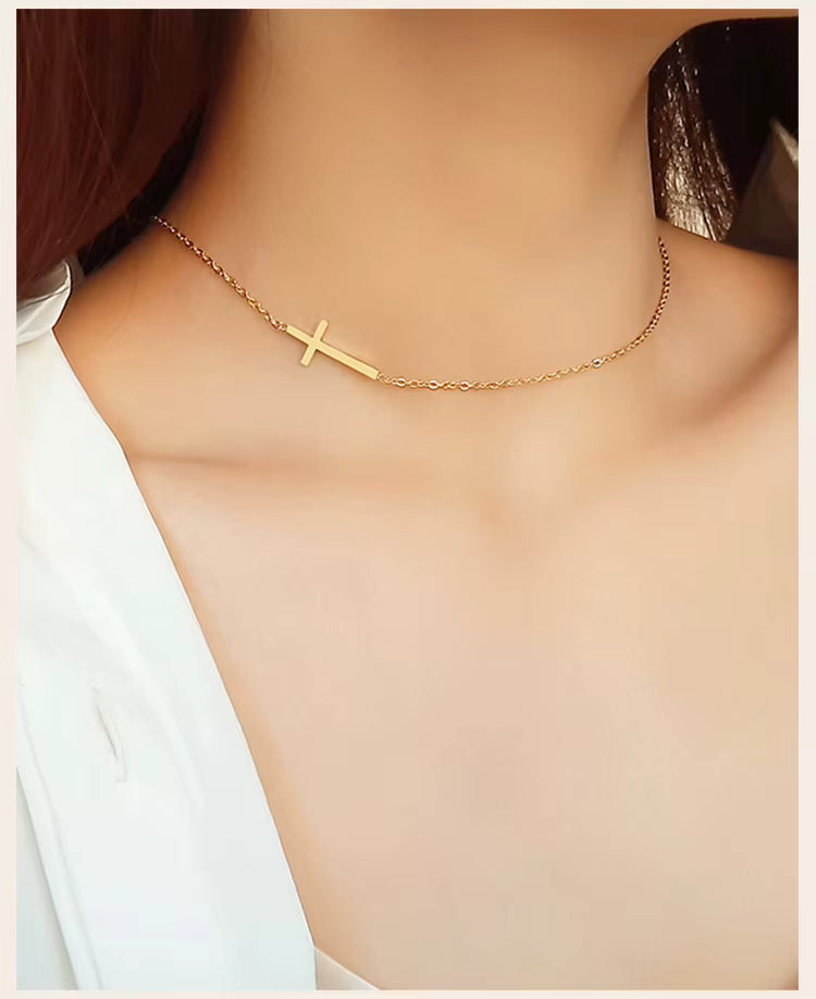 ✝️ Seitliche Kruzifix Kreuz-Halskette für Damen ✝️