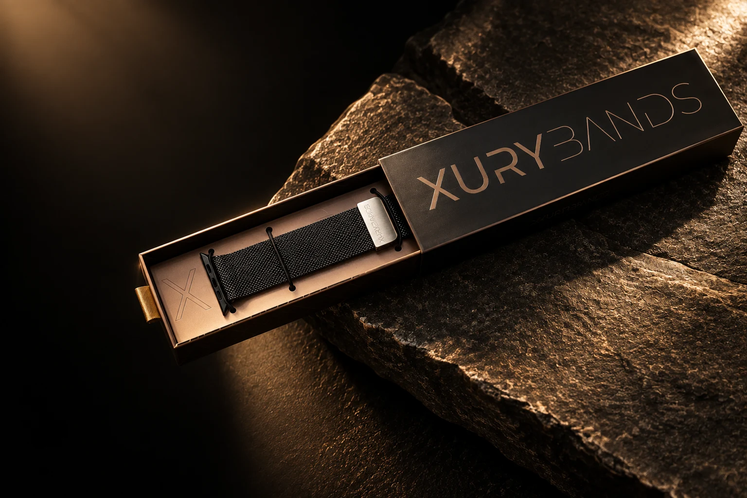 Xurybands Geschenkverpackung mit goldenen Details und schwarzem Milanaise-Armband
